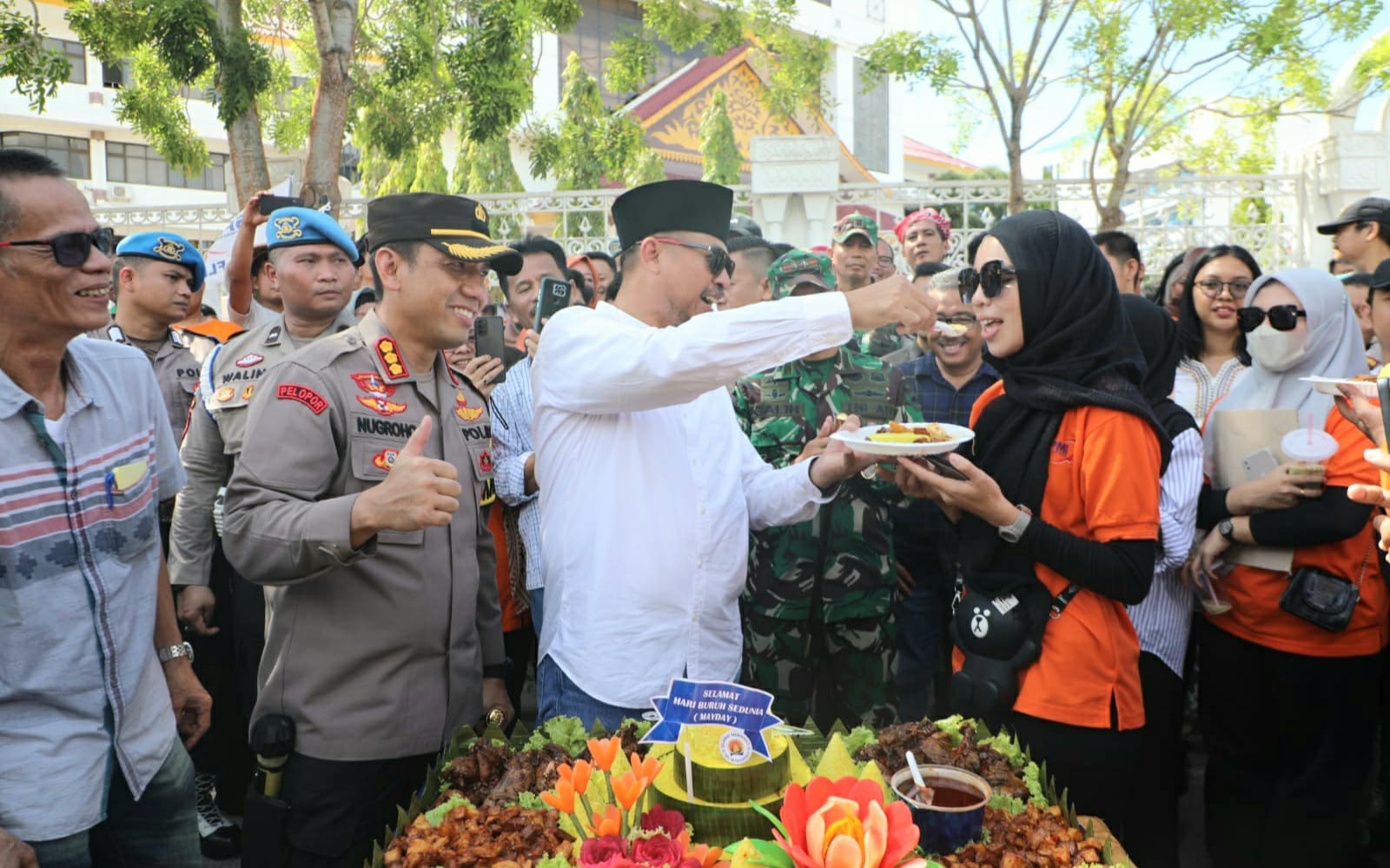Momen May Day, Ketua DPRD Batam Nuryanto ‘Suapi’ Buruh Nasi Tumpeng