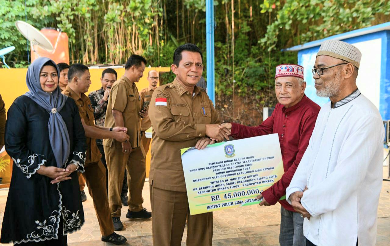 Total Bantuan Rp10 Miliar Diserahkan Gubernur Ansar Untuk 185 Rumah Ibadah dan 617 Guru PA Kabupaten Bintan