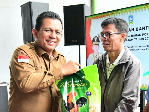Gubernur Kepri Serahkan 1.200 Paket Sembako Untuk Masyarakat Batam