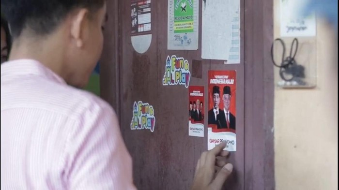 Gibran Tempel Stiker Bergambar Jokowi-Ganjar ke Rumah Warga Solo