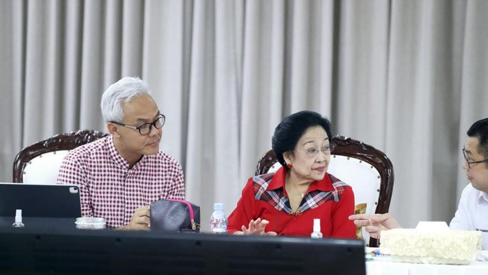 Ganjar Berkemeja Kotak-kotak, Megawati Pimpin Rapat TPN