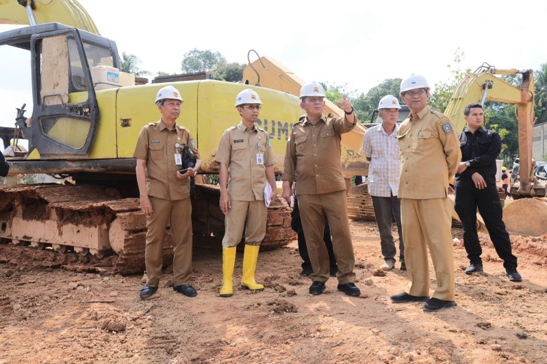 Gubernur Ansar Tinjau Proyek Jalan Lintas Timur dan Kolam Pengendalian Banjir di Bintan