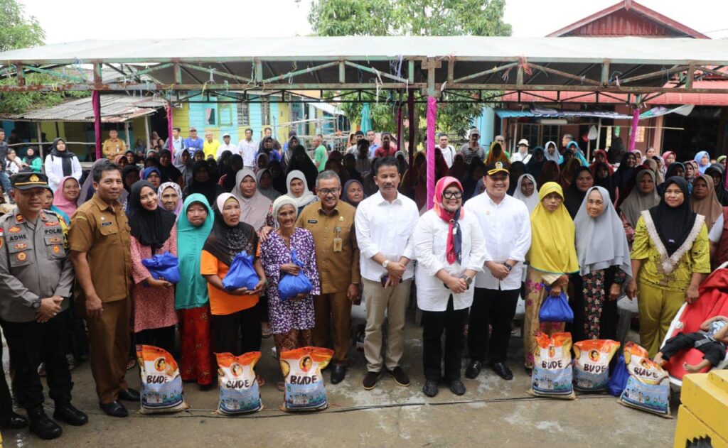 Kunjungi Pulau Pecong, Rudi Salurkan Bantuan Sembako untuk KPM-PKH