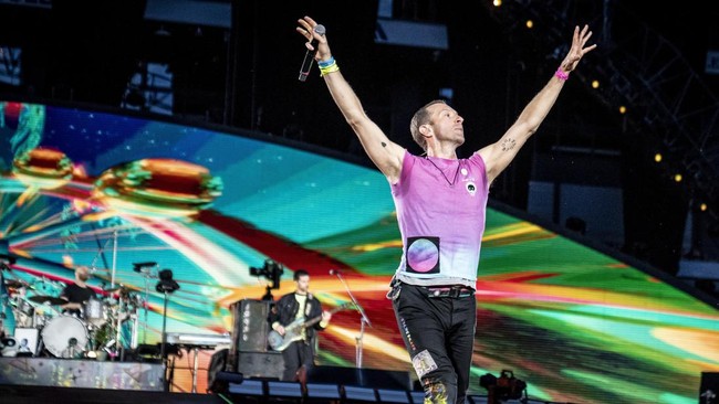 Chris Martin Bikin Pantun ‘Pinjam Seratus’ saat Konser Coldplay di SUGBK