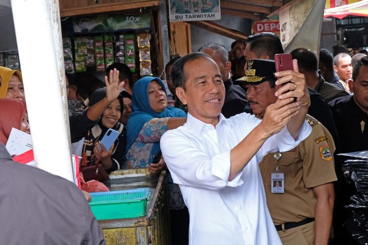 Istana Akui Jokowi Tak Ajak Mensos Saat Bagikan Bansos, Ini Alasannya