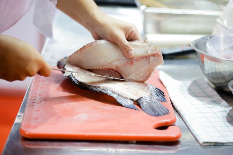 Ikan Merah Vs Ikan Putih, Mana yang Lebih Menguntungkan bagi Tubuh?