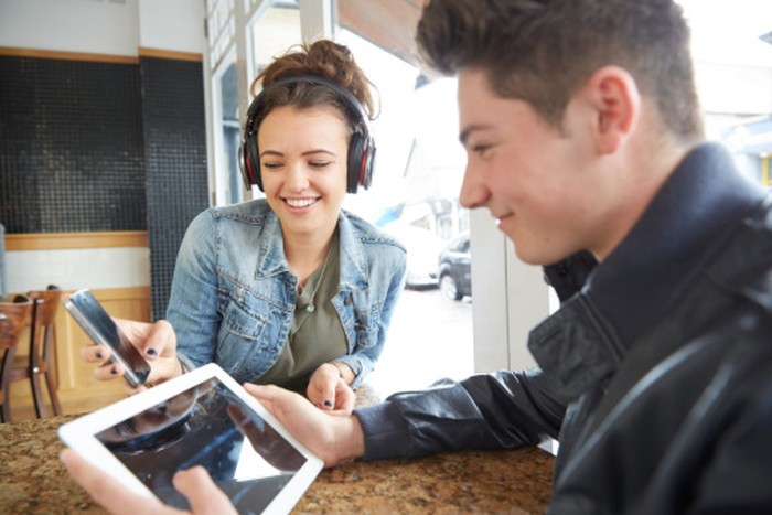 Studi: Mendengarkan Musik Bisa Membantu Siswa saat Belajar, Tapi…