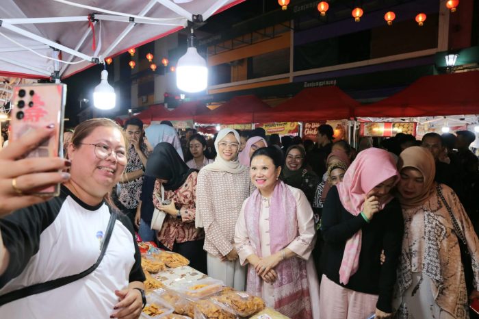 Endang Sri Hariatie Nikmati Kemeriahan Bazar Imlek di Jalan Merdeka
