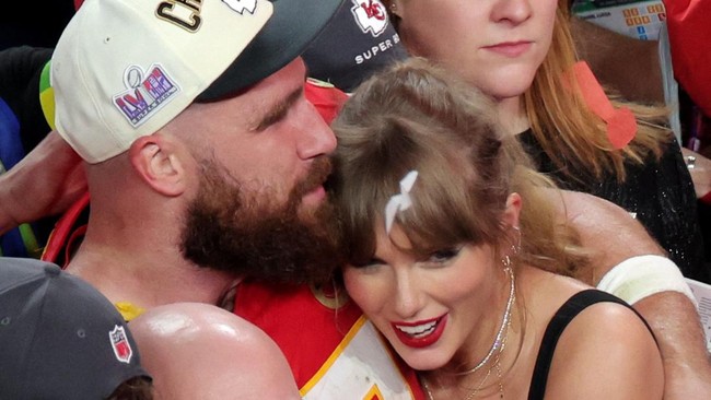 Taylor Swift Cium Travis Kelce Usai Menang Super Bowl 2024