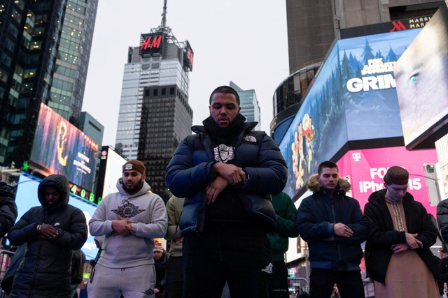 Ratusan Muslim Salat Tarawih di Times Square New York