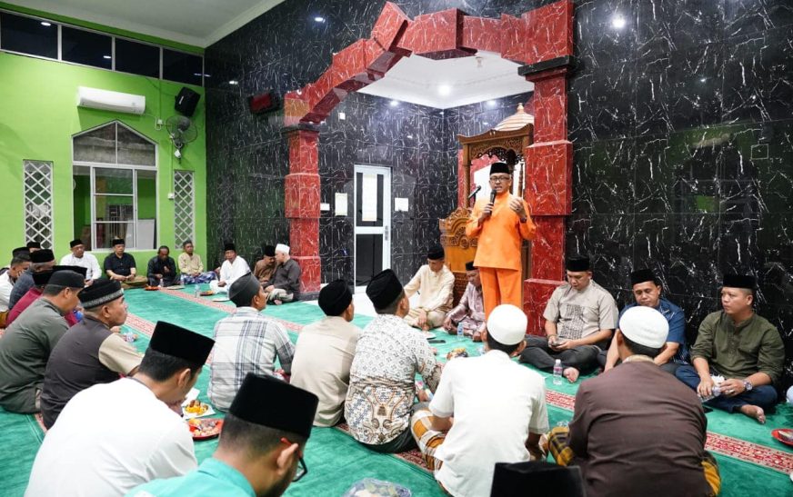 Safari Ramadan di Masjid Nurul Huda, Jefriden Serahkan Bantuan untuk Kelanjutan Pembangunan Masjid