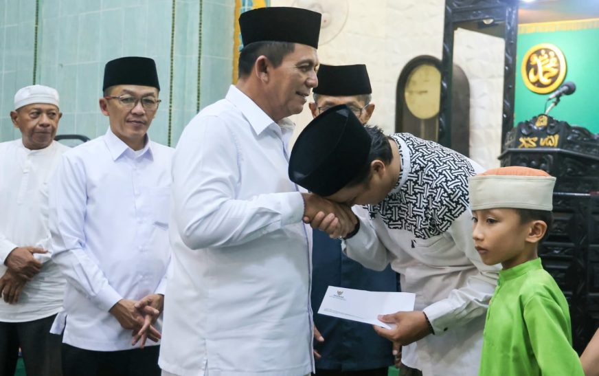 Tausiah Usai Terawih di Masjid Jannatul Ma’wa, Gubernur Ansar Ajak Jamaah Istiqomah Beribadah