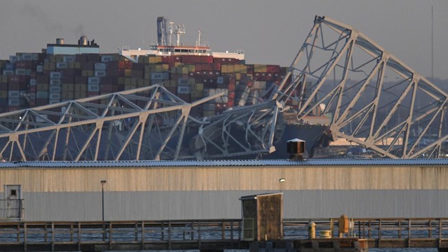 Kapal Kargo Tabrak Jembatan Baltimore AS Berbendera Singapura