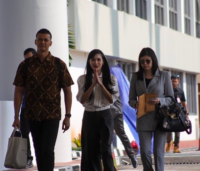 Senyum Sandra Dewi saat Tiba di Kejagung untuk Jalani Pemeriksaan Kasus Timah