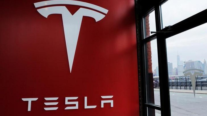 Elon Musk PHK Belasan Ribu Pegawai Tesla, Ada Apa?