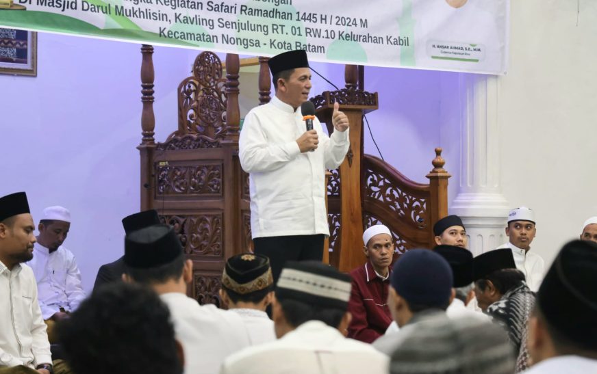 Gubernur Ansar Apresiasi Jamaah Masjid Darul Mukhlisin Tetap Istiqomah di Akhir Ramadhan