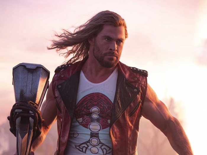 Marvel Dihujat, Chris Hemsworth Pasang Badan