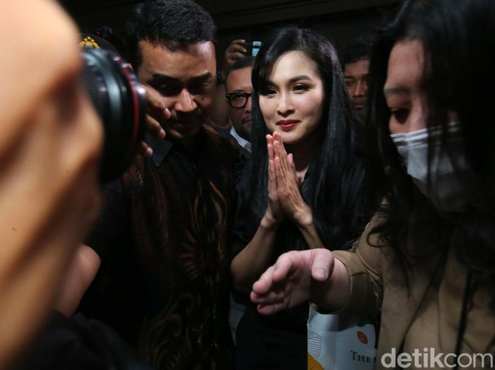 Sandra Dewi Emosional Disinggung Jet Pribadi, Jelaskan Soal Mobil yang Disita